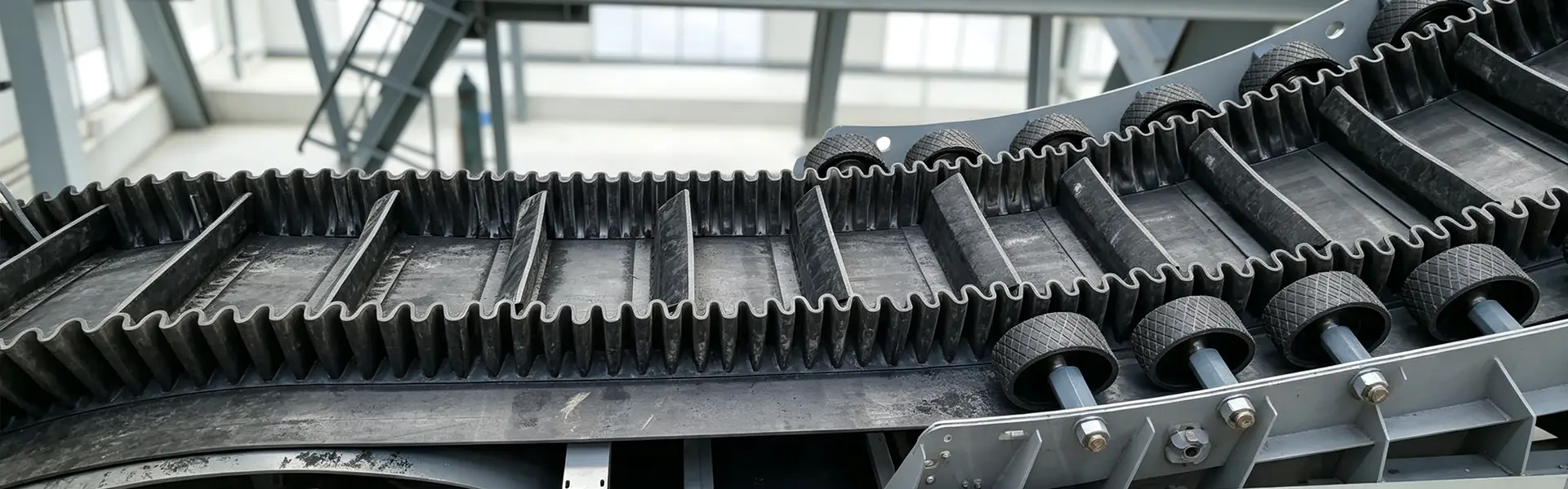 Μεταφορικός ιμάντας Cleated και Sidewall
